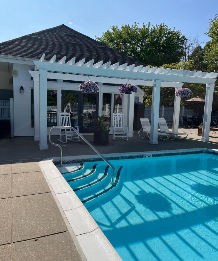 Getaway Villa- 3 Mins To Mohegan- Fully Stocked With Two Full Beds & Fireplace- Jacuzzi, Saltwater Pools, Sauna Норич Екстериор снимка